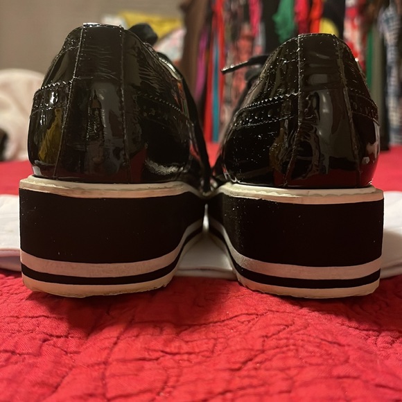 PRADA Like new. They are size US 8 .  They can fit a 7.5 - Picture 4 of 5